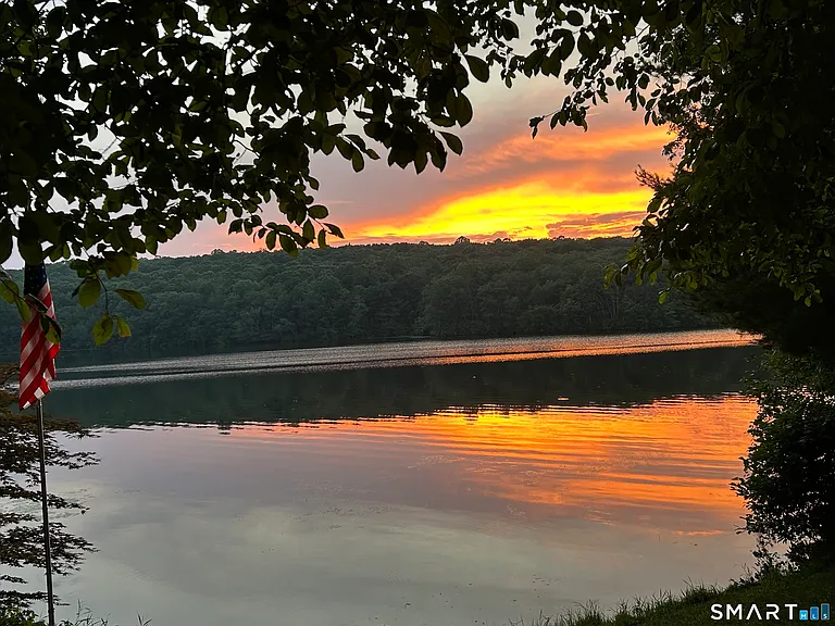 Lakefront Cottage on Pickerel Lake in Colchester