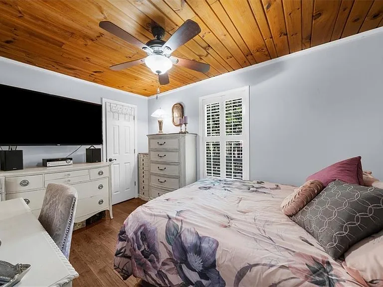 Lakefront Cottage on Lake Lanier in Flowery Branch