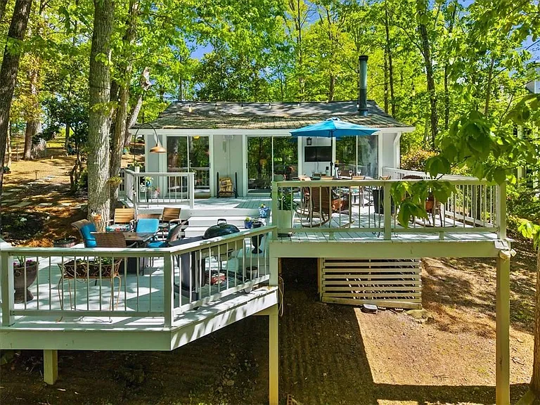 Lakefront Cottage on Lake Lanier in Flowery Branch
