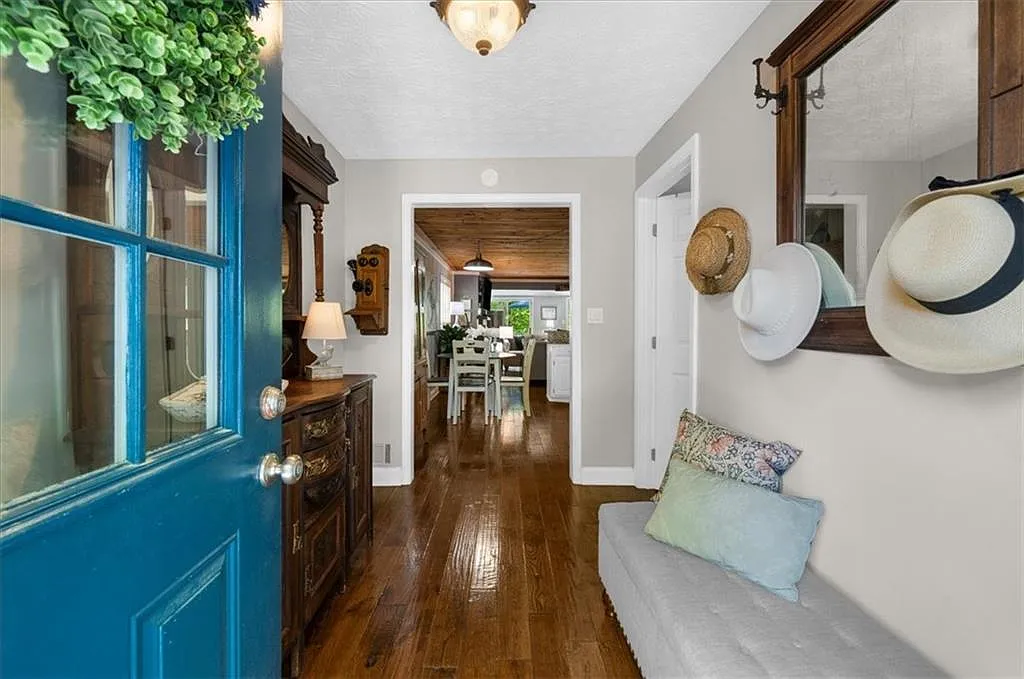 Lakefront Cottage on Lake Lanier in Flowery Branch