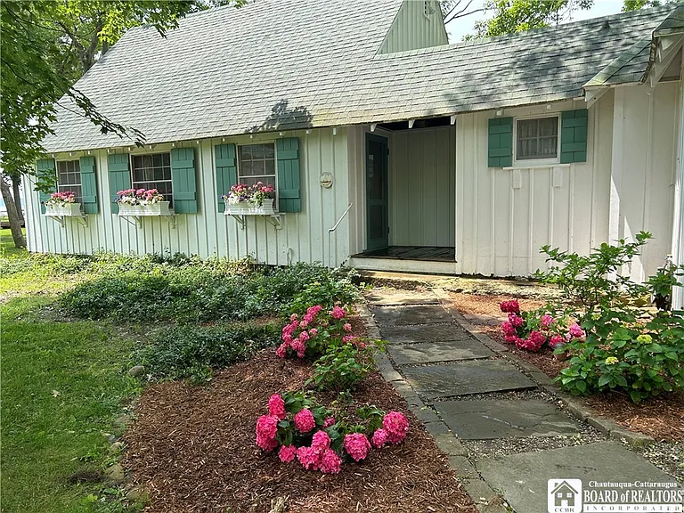 A Toymaker's Legacy Cottage on Lake Erie in Fredonia