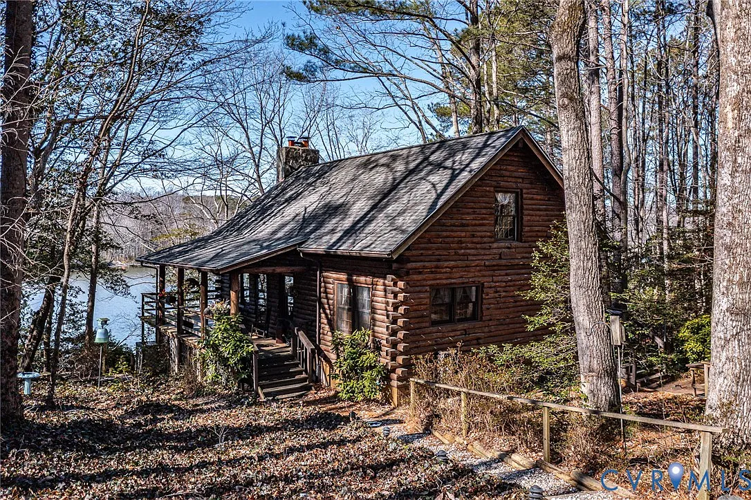 Log Home on the Coan River in Heathsville