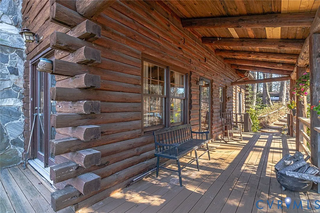 Log Home on the Coan River in Heathsville