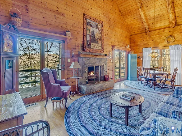 Log Home on the Coan River in Heathsville
