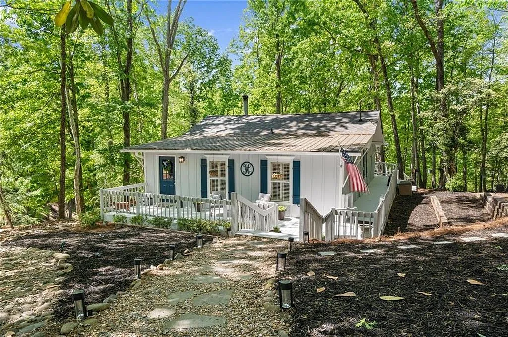 Lakefront Cottage on Lake Lanier in Flowery Branch